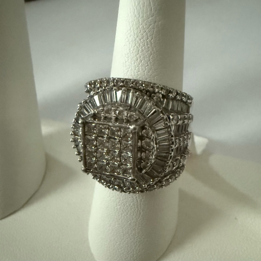 Stunning Silver Women's Ring with Dazzling Details
